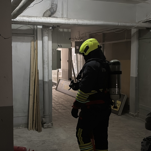 Üst katları otel olarak kullanılan iş merkezinde çıkan yangın ekipleri hare...