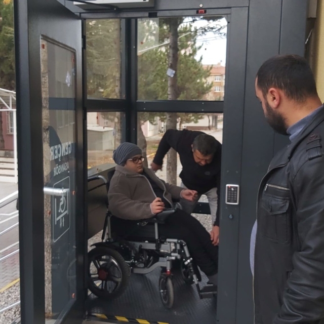 Okuldaki asansör engelini vali kaldırdı