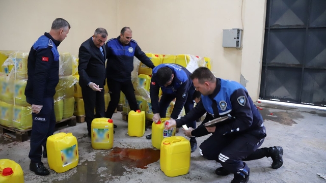 Yurt dışına yağ diye su göndereceklerdi
Mersin'de bir depoya düzenlenen operasyonda, yurt dışına 'ayçiçeği yağı' diye satılmak üzere hazırlanan 3 bin 650 adet 20 litrelik su ve yağ karışımı dolu bidon ele geçirildi