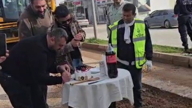 Yürek ısıtan görüntü; gece gündüz mesai yapan belediye personeline pasta kesip, mum üflettiler
'Verilmiş sözümüz var' diyen esnaf, belediye personeline mum üfletip pasta kesti