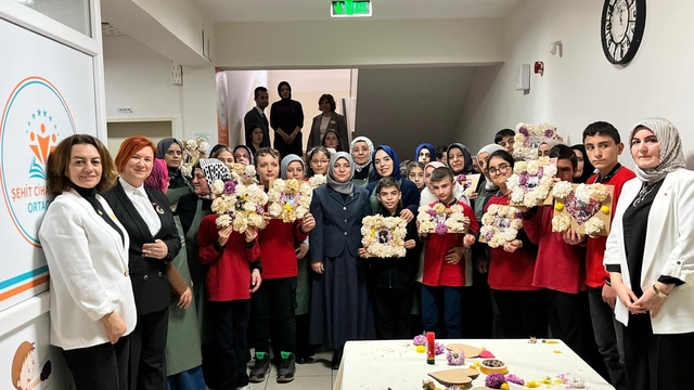 Özel öğrenciler kaynaştı sergi ilgi topladı