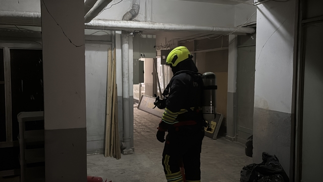 Üst katları otel olarak kullanılan iş merkezinde çıkan yangın ekipleri harekete geçirdi