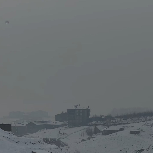 Yüksekova'da yoğun sis uçak seferlerini durdurdu