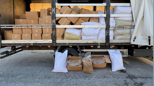 Kocaeli'de 5 milyon liralık kaçakçılık operasyonu
Yılbaşı öncesi kaçak içki ve tütün operasyonu