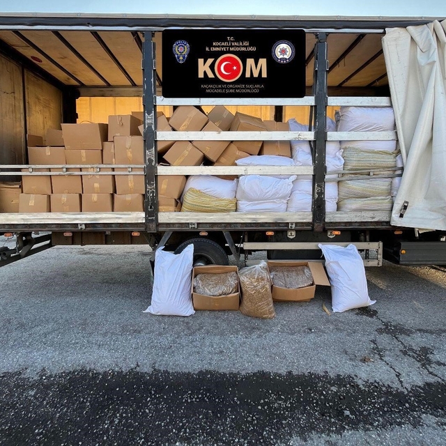 Kocaeli'de 5 milyon liralık kaçakçılık operasyonu
Yılbaşı öncesi kaçak içki...