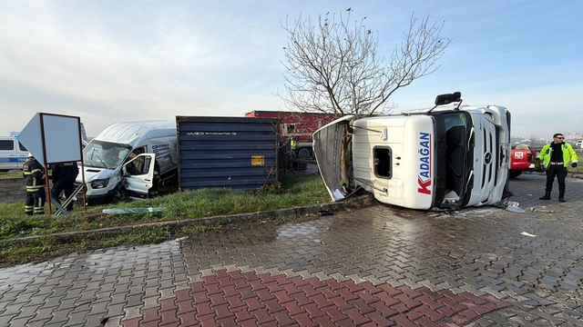 Refüjü aşıp karşı yöne geçen TIR, minibüse çarptı; 1'i çocuk, 5 yaralı
