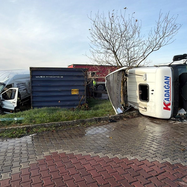 Refüjü aşıp karşı yöne geçen TIR, minibüse çarptı; 1'i çocuk, 5 yaralı