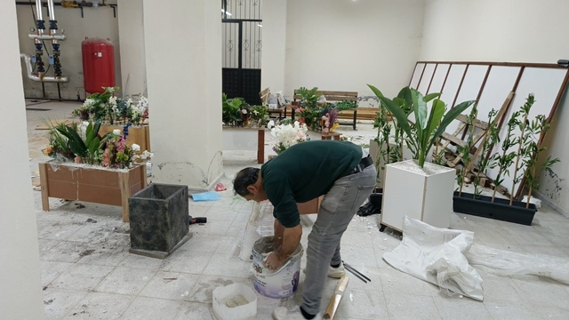 Atık malzemelerle okulu süslüyor