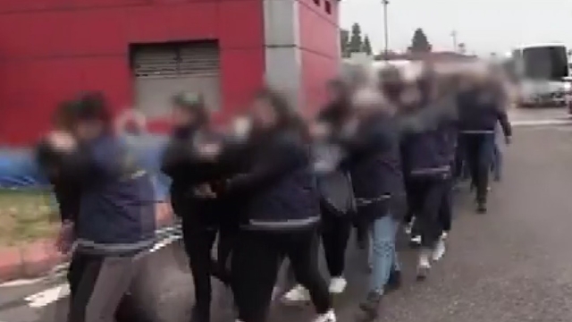 Gaziantep'te fuhuş operasyonunda 14 şahıs tutuklandı, duvardaki yazılar şoke etti
Broşüre "Polise ötersen 26 bin TL cezası var" yazılarak duvara asılmış
