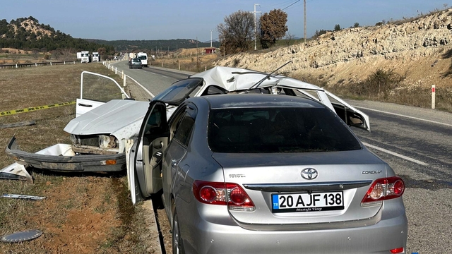 İki otomobilin çarpıştığı kazada yaşlı çift hayatını kaybetti