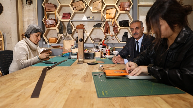 Kırşehir'de Ahi Evran'ın mesleği deri işlemeciliği modern tasarımlarla yeniden hayat buluyor