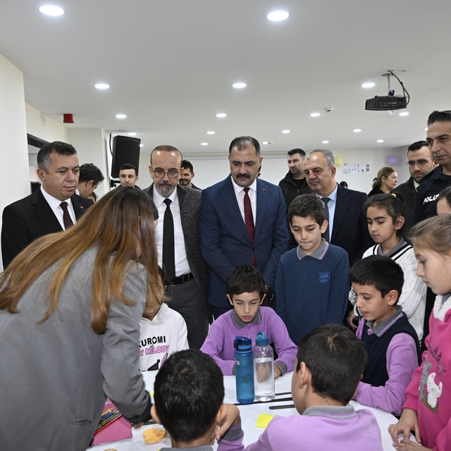 Demirci'de öğrenciler insan haklarını atölyelerde keşfetti