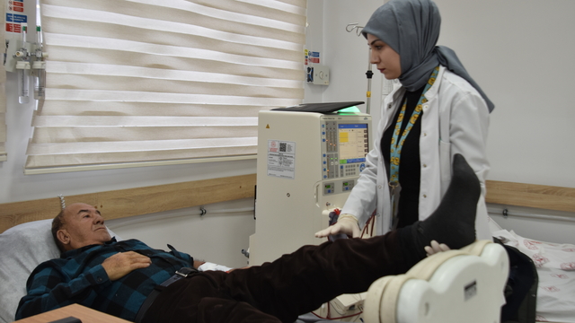 Bitlis'te kadın doktorlar hastaları sağlığına kavuşturmak için mesai harcıyor