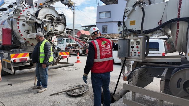 İskenderun'da mazgal ve tahliye kanalları atıklardan arındırıldı