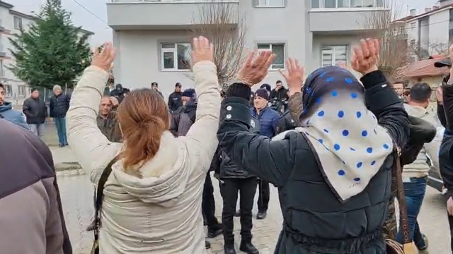 Baz istasyonuna karşı çıkan kadınlar, erkeklerin yeterince mücadele etmemesine tepki gösterdi