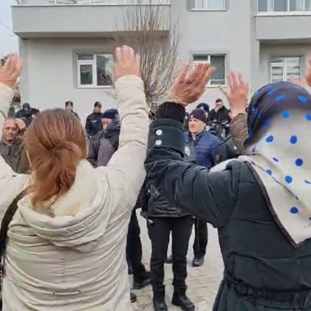 Baz istasyonuna karşı çıkan kadınlar, erkeklerin yeterince mücadele etmemes...