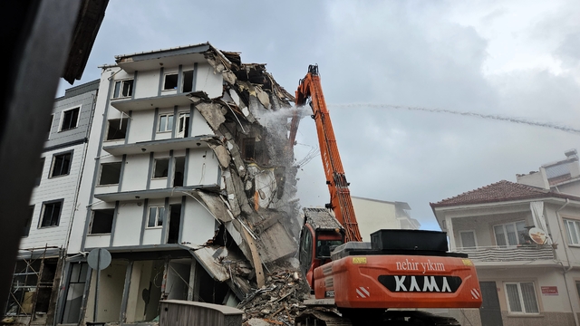 Sındırgı'da ağır hasarlı binaların yıkımı devam ediyor