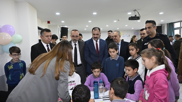 Demirci'de öğrenciler insan haklarını atölyelerde keşfetti