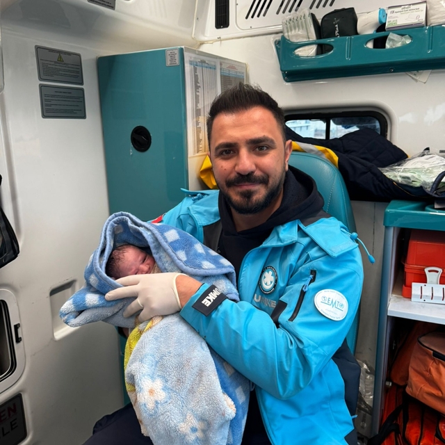 Ambulansta doğan bebeğe sağlık personelini adı verildi