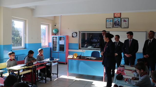 Burdur Valisi Bilgihan Gölhisar'da köyleri ziyaret etti