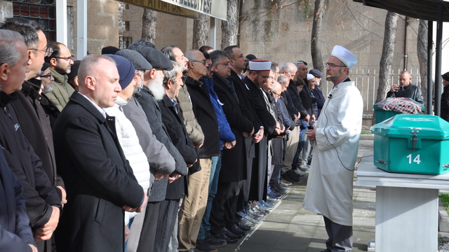 TRT İstanbul Radyosu'nun emekli sanatçılarından Mustafa Hisarlı'nın cenazesi toprağa verildi