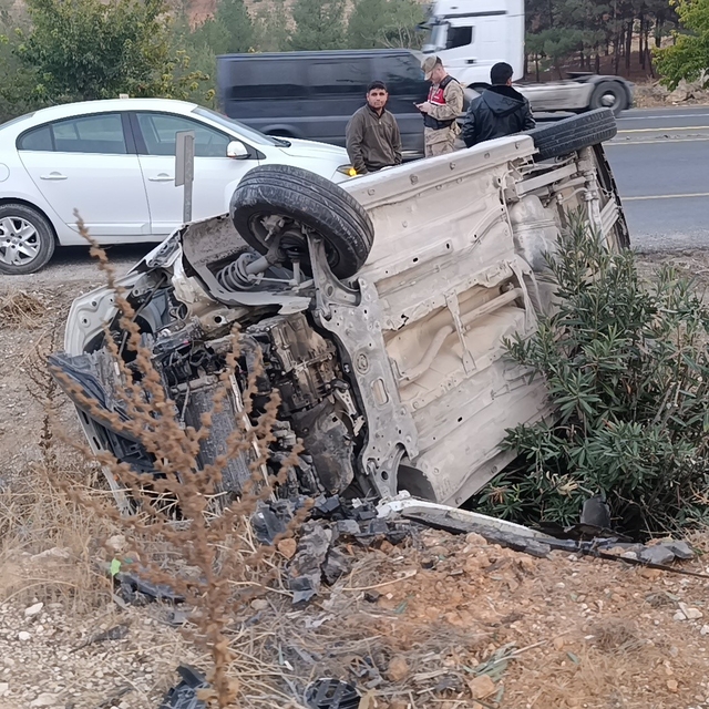 Şanlıurfa'da hafif ticari araç devrildi: Baba ve oğlu yaralandı