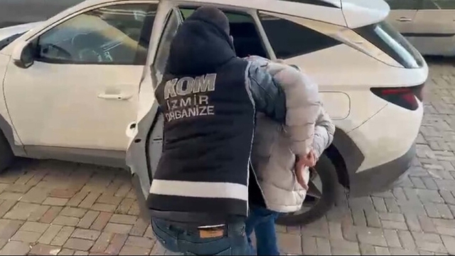 İzmir'de silah kaçakçılığı operasyonu; 2 tutuklama