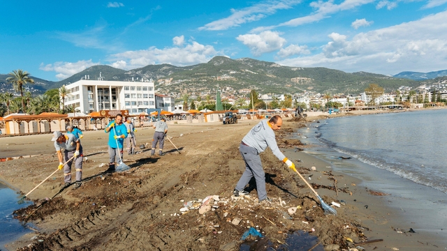 Alanya'da yağışın izleri silinmeye çalışılıyor