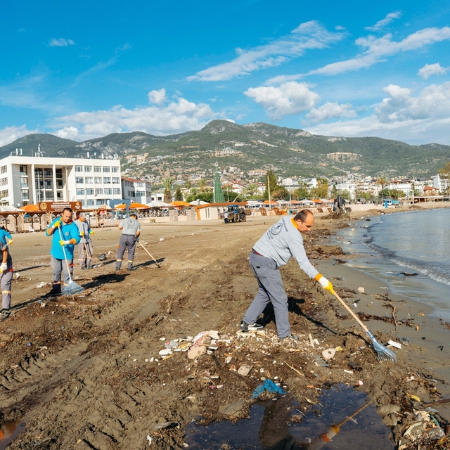 Alanya'da yağışın izleri silinmeye çalışılıyor