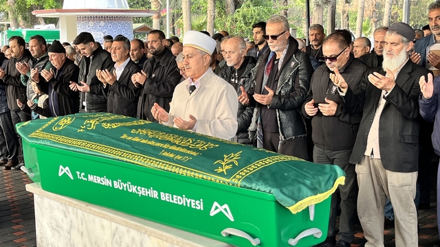 Oyuncu Levent Özdilek'in annesinin cenazesi Mersin'de defnedildi