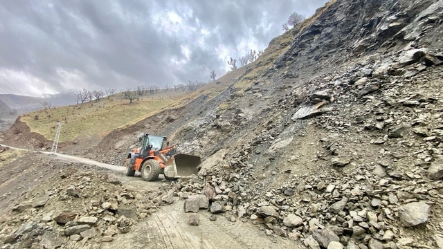 Sason'da heyelandan kapanan köy yolları ulaşıma açıldı