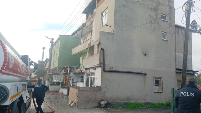 Tekirdağ'da 4 katlı binanın çatı katında çıkan yangın söndürüldü