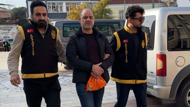 Polis aranan hükümlüyü, 'Banyo su akıtıyor komşu' diyerek girdiği evde yakaladı