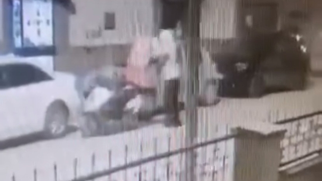 Kuryenin çantasındaki dürümü çalıp koşarak kaçtı
Eskişehir'de dürüm hırsızı kameraya yakalandı