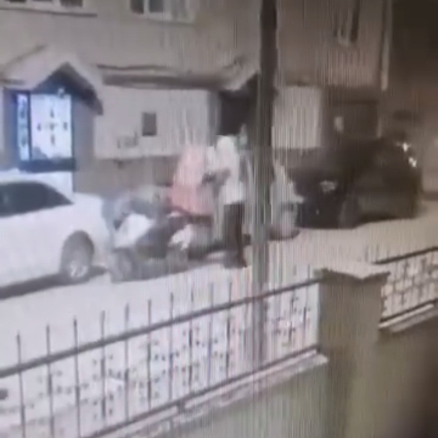 Kuryenin çantasındaki dürümü çalıp koşarak kaçtı
Eskişehir'de dürüm hırsızı...