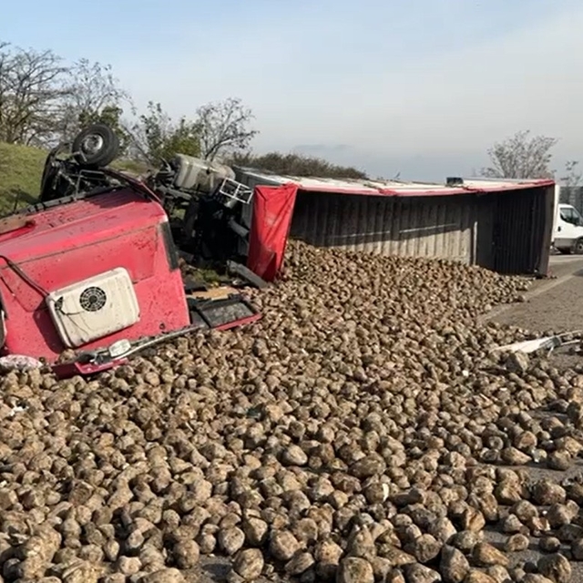 TIR, hafif ticari araç ile kamyonete çarparak devrildi; 1'i ağır, 4 yaralı