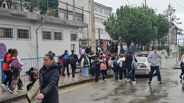 Çocuğunu azarladığını öne sürdüğü öğretmeni darbetti