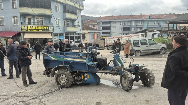 Düzce'de park halindeyken freni boşalan tır, 4 araç ile marketin duvarına çarptı