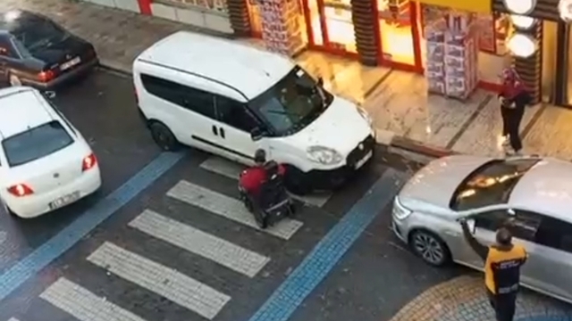 Engelli, yaya geçidine park edilen araç yüzünden kaldırıma çıkamadı; sürücüye ceza yazıldı