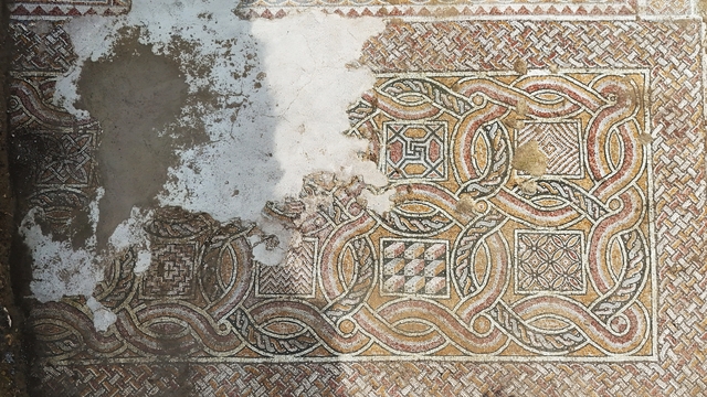 Hadrianopolis'te saray kompleksi ortaya çıktı: 4. yüzyıla ait eşsiz mozaikler bulundu
Hadrianopolis Antik Kenti'nde saraya ait kabul salonu ve benzersiz mozaikler gün yüzüne çıkarıldı
Kazı Başkanı Doç. Dr. Ersin Çelikbaş:
"Literatürde olmayan bazı motiflerin de olduğunu belirtebiliriz"