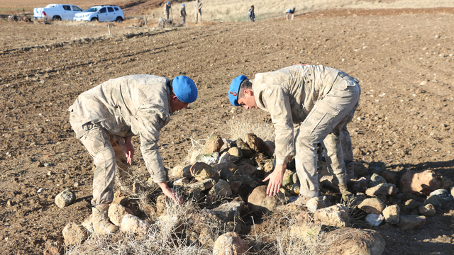 Kesik baş ile suç aleti bıçağın bulunması için her taşın altı kontrol ediliyor