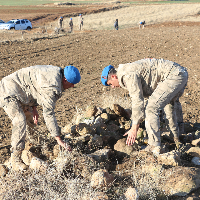 Kesik baş ile suç aleti bıçağın bulunması için her taşın altı kontrol edili...