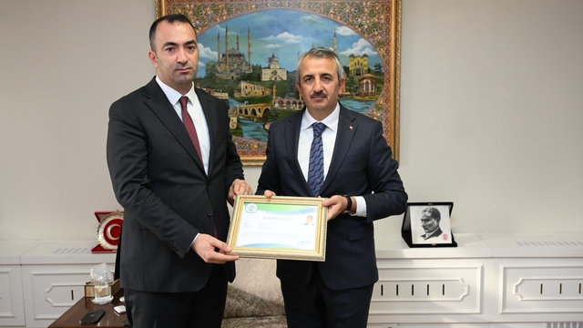 Edirne Valisi Sezer'den, Kişinev Eğitim Müşavirliğine atanan Yılmaz'a başarı belgesi