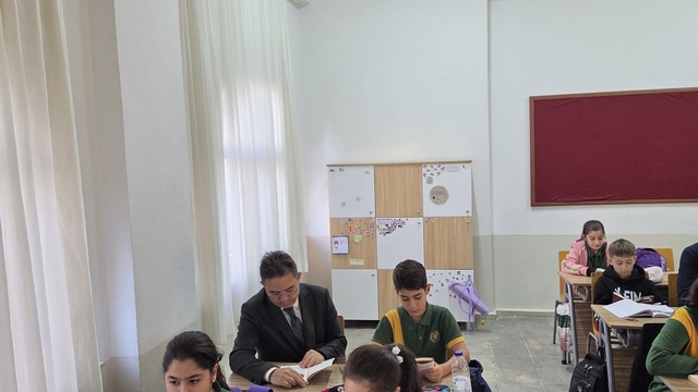 Marmaris Kaymakamı Kaya öğrencilerle kitap okudu