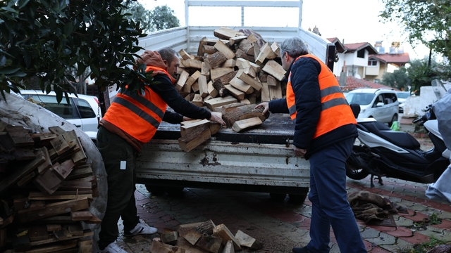 Marmaris'te ihtiyaç sahibi ailelere yakacak yardımı yapıldı