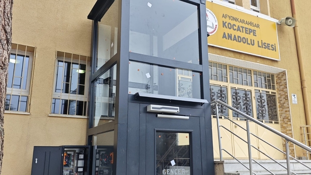 Afyonkarahisar'da engelli öğrenci için okula asansör yapıldı