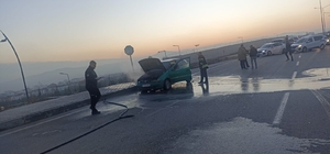 Elazığ'da seyir halindeki araç alev aldı