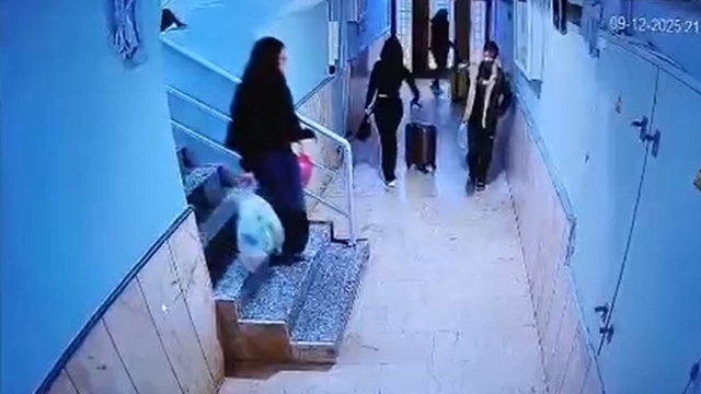 Güllü'nün kızı ve arkadaşının valizlerle kaçmaya çalıştığı anlar kamerada