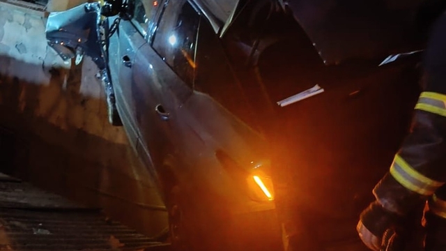 Bolu'da bina duvarına çarpan otomobilin sürücüsü yaralandı