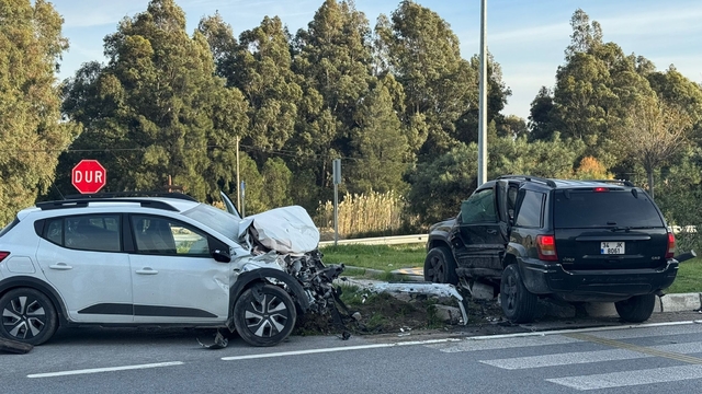 Aydın'da cip ile otomobilin çarpışması sonucu 3 kişi yaralandı
